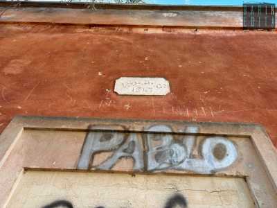 Su una parete � affissa una targa in pietra che ricorda l�anno di fondazione: �1847�, accanto al quale sono incise due lettere: �V� e �C�. Sono le iniziali del suo primo proprietario della villa: Vincenzo Carbonara  